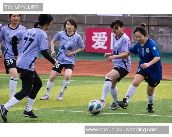 足球结束哨响起时的瞬间回忆与赛场内外的情感交织